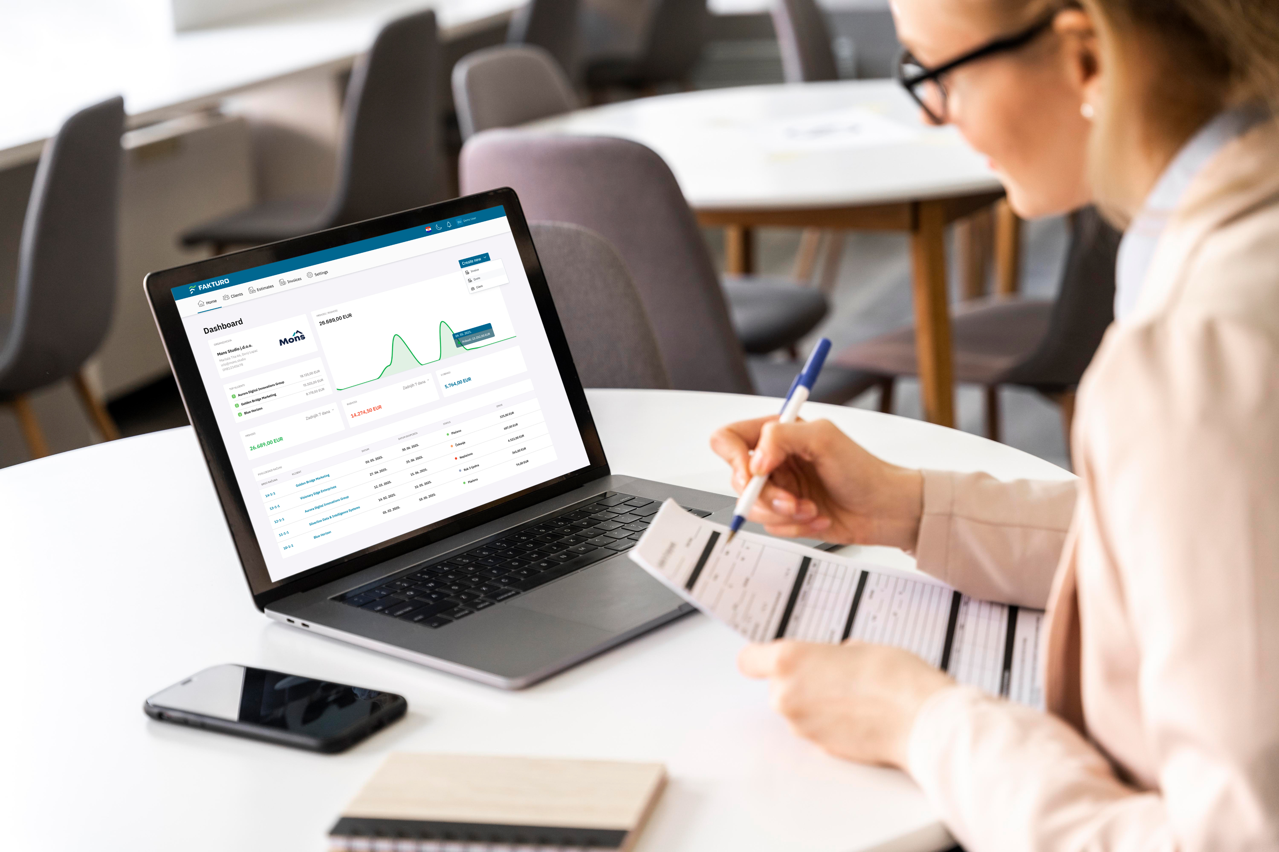 Osoba radi na laptopu